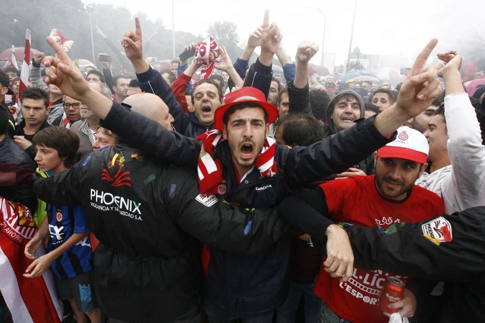 Centenars d'aficionats reben al Girona sota la pluja