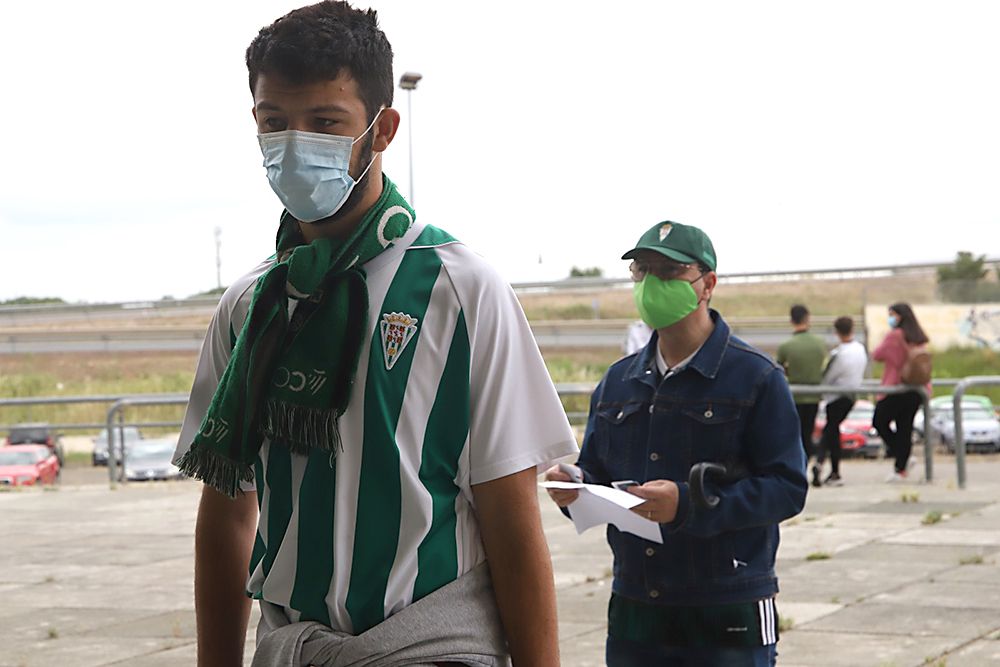 Aficionados asistentes al encuentro Córdoba CF-Cádiz B