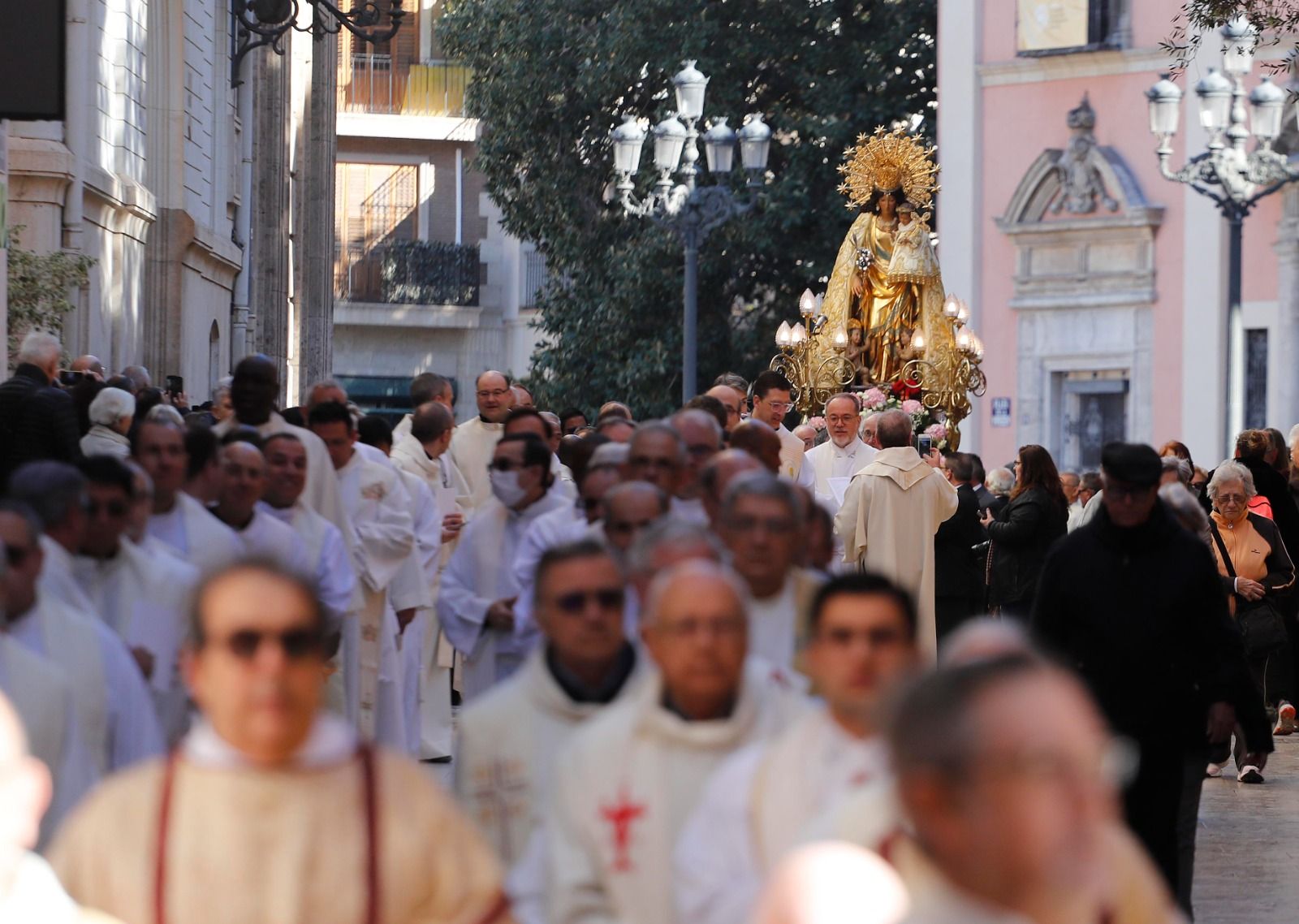 Falleras Mayores de toda una vida ante la Virgen