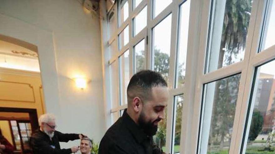 En primer término,Youssef Malki afeita a Fernando Antuña. Al fondo, Pablo Álvarez quita el bigote a Gerardo Albornoz.