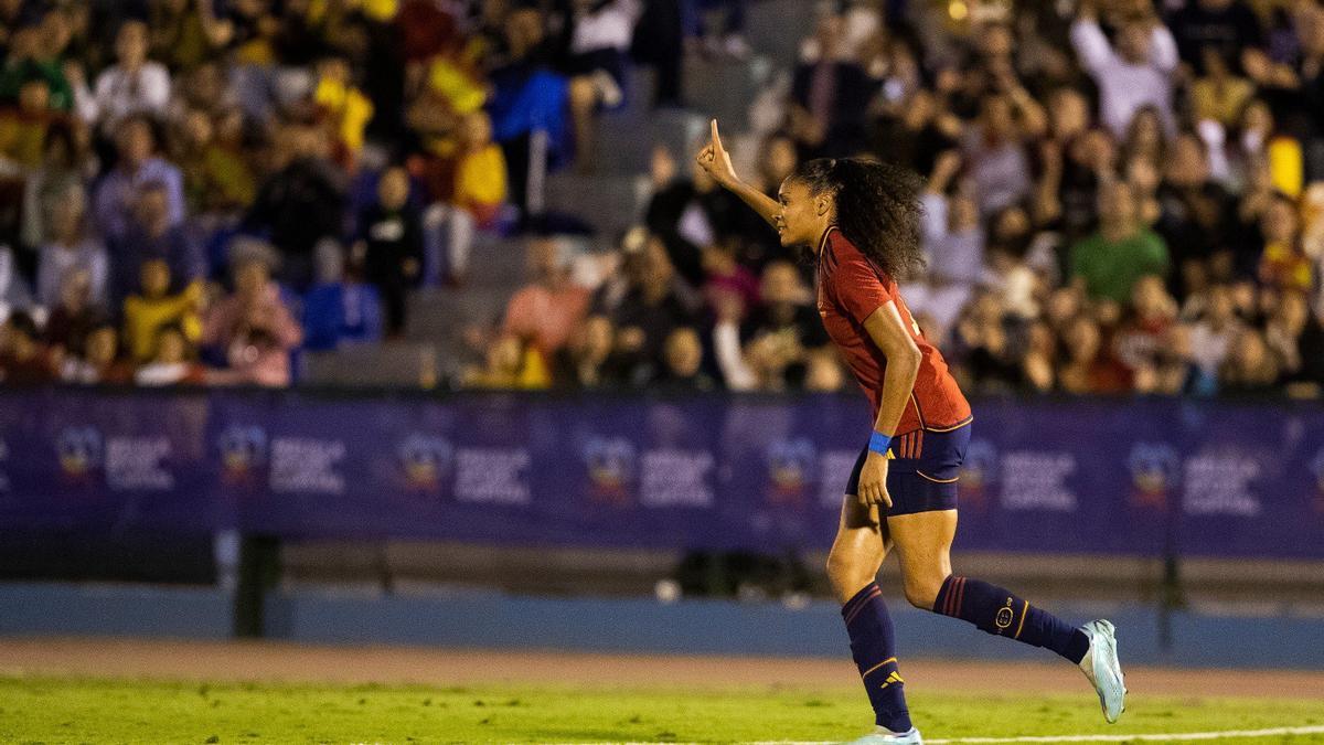 Salma Paralluelo celebra uno de sus goles en el amistoso entre España y Argentina
