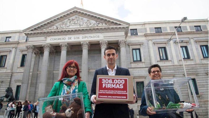 Miguel Ángel Hurtado (al mig), quan va portar les firmes al Congrés