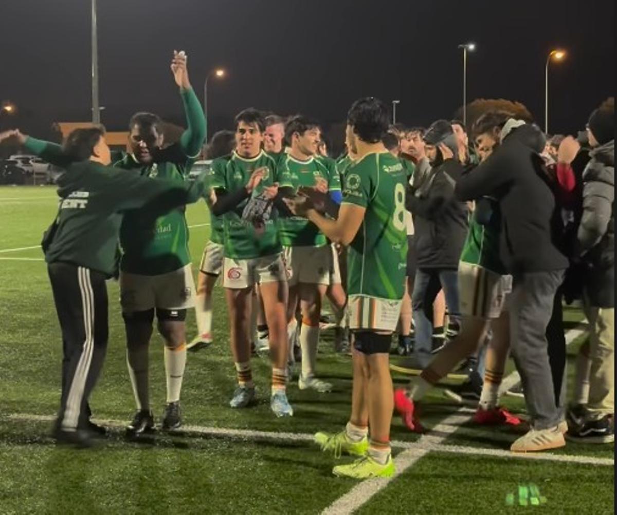 Los jugadores del Palma Rugby reciben un pasillo tras su victoria ante El Toro.