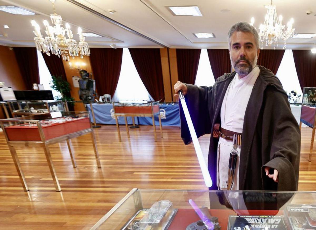 Martín González, con su espada láser, en la exposición. | David Cabo