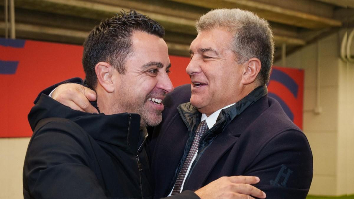 Xavi y Laporta se abrazan en Montjuïc