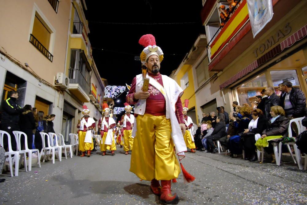 Los Contrabandistas abren en Monforte del Cid un desfile repleto de colorido y participación