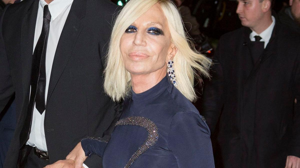 Donatella Versace con maquillaje y vestido azul