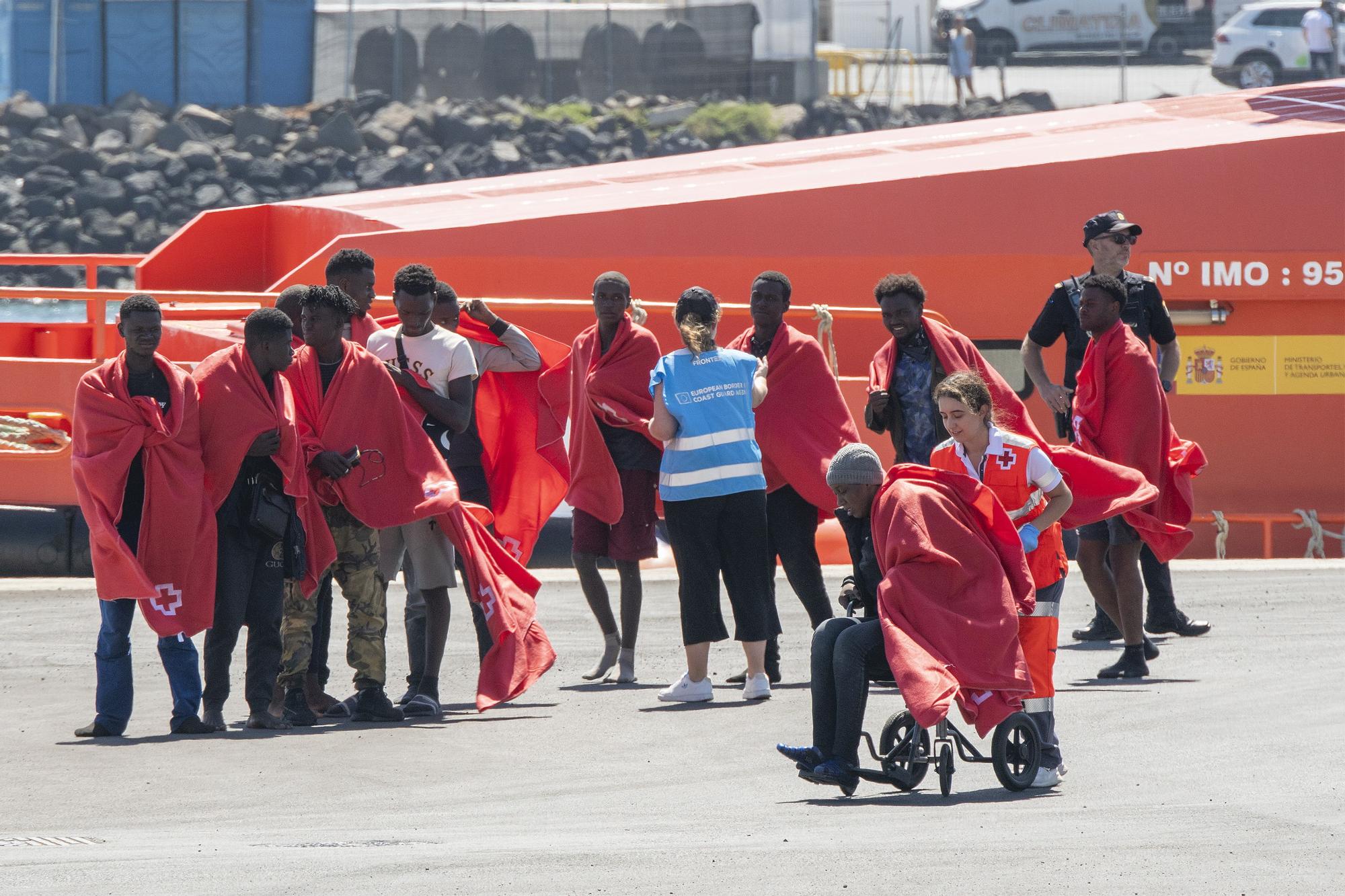 Trasladan a Lanzarote a 165 migrantes de tres pateras