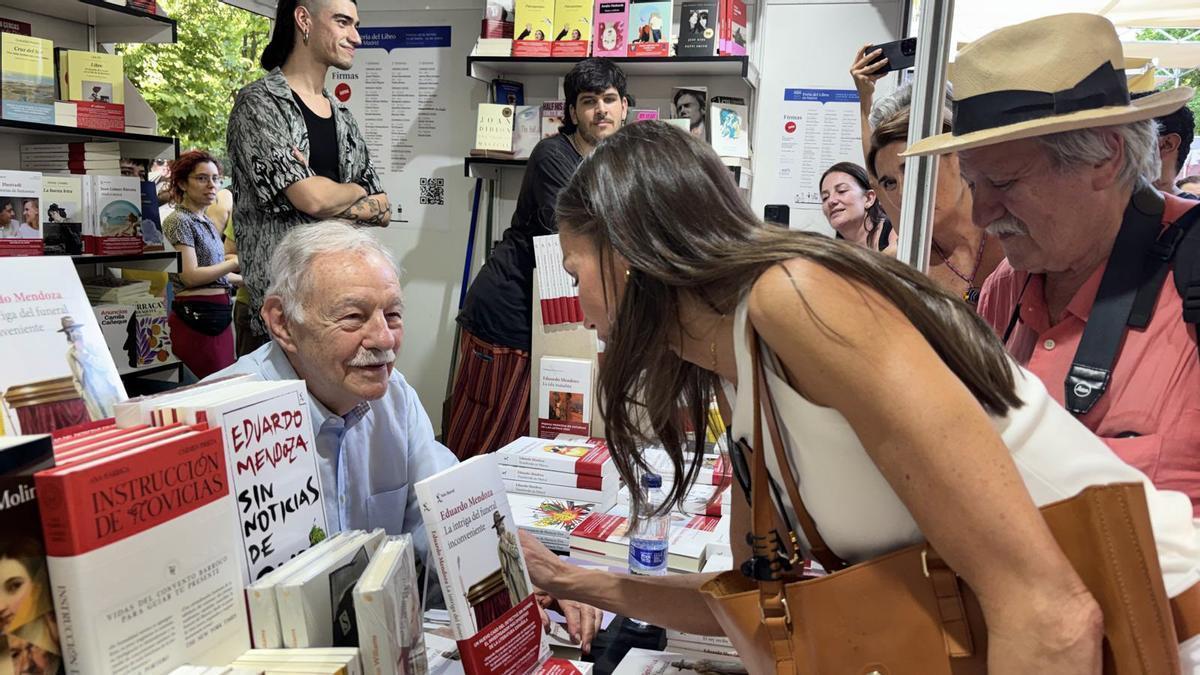 La reina Letizia saluda al escritor Eduardo Mendoza, el pasado viernes de la Feria del Libro de Madrid.