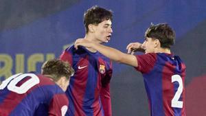 Óscar Gistau celebra con Guillem Víctor un gol del Juvenil B