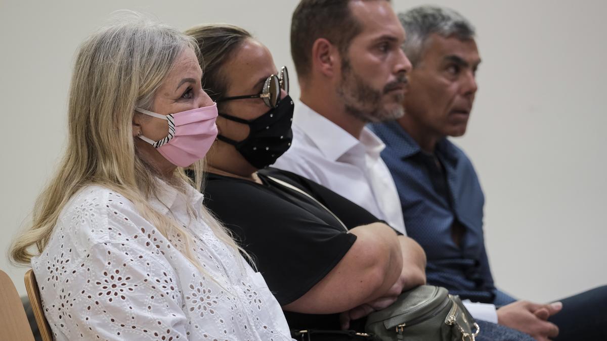 Los acusados Lenita Burman, Nicole Mentado, Airam del Pino y Antonio Mentado, este miércoles durante el juicio.