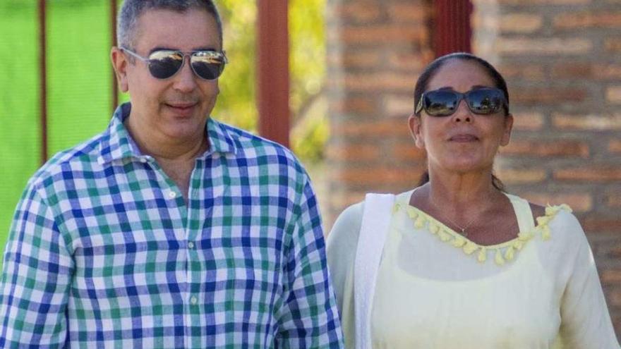 Isabel Pantoja, con su hermano Agustín durante un permiso penitenciario.