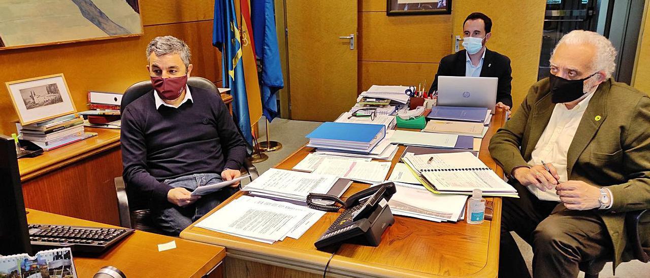 Por la izquierda, Alejandro Calvo, David Villar y Rodrigo Suárez Robledano, ayer, durante la reunión telemática del patronato del parque nacional de los Picos de Europa. | R. E. S. R.