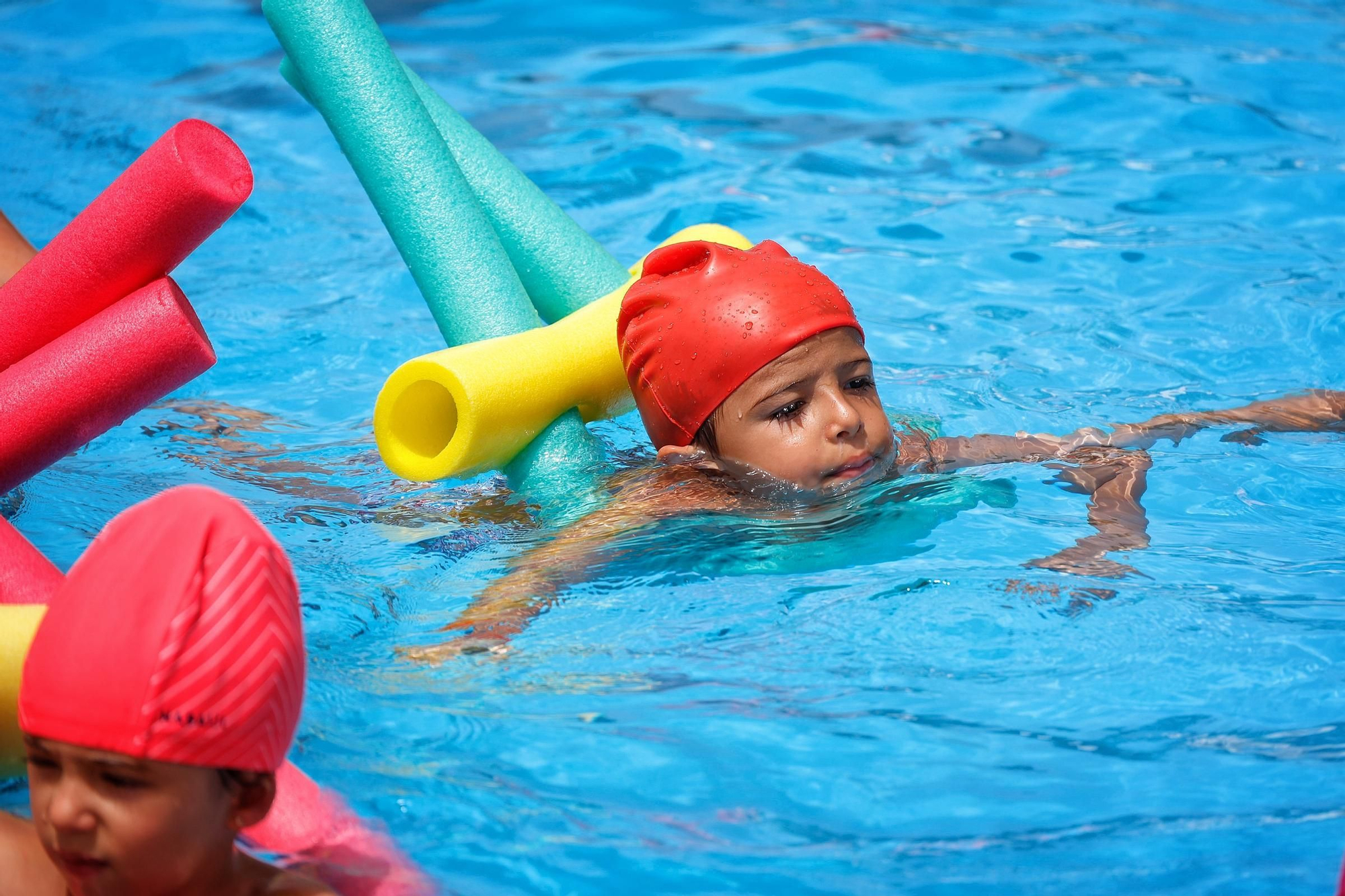 Visita a los cursillos de natación en la piscina Acidalio Lorenzo
