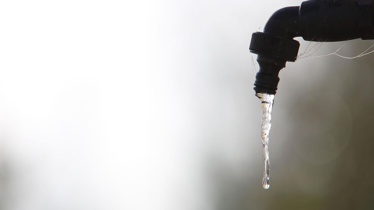 Agua saliendo de un grifo.