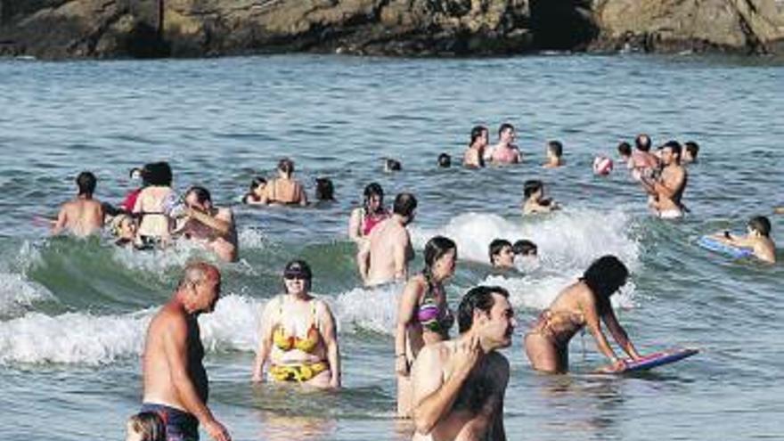 Bañistas en la playa de Bastiagueiro. / casteleiro