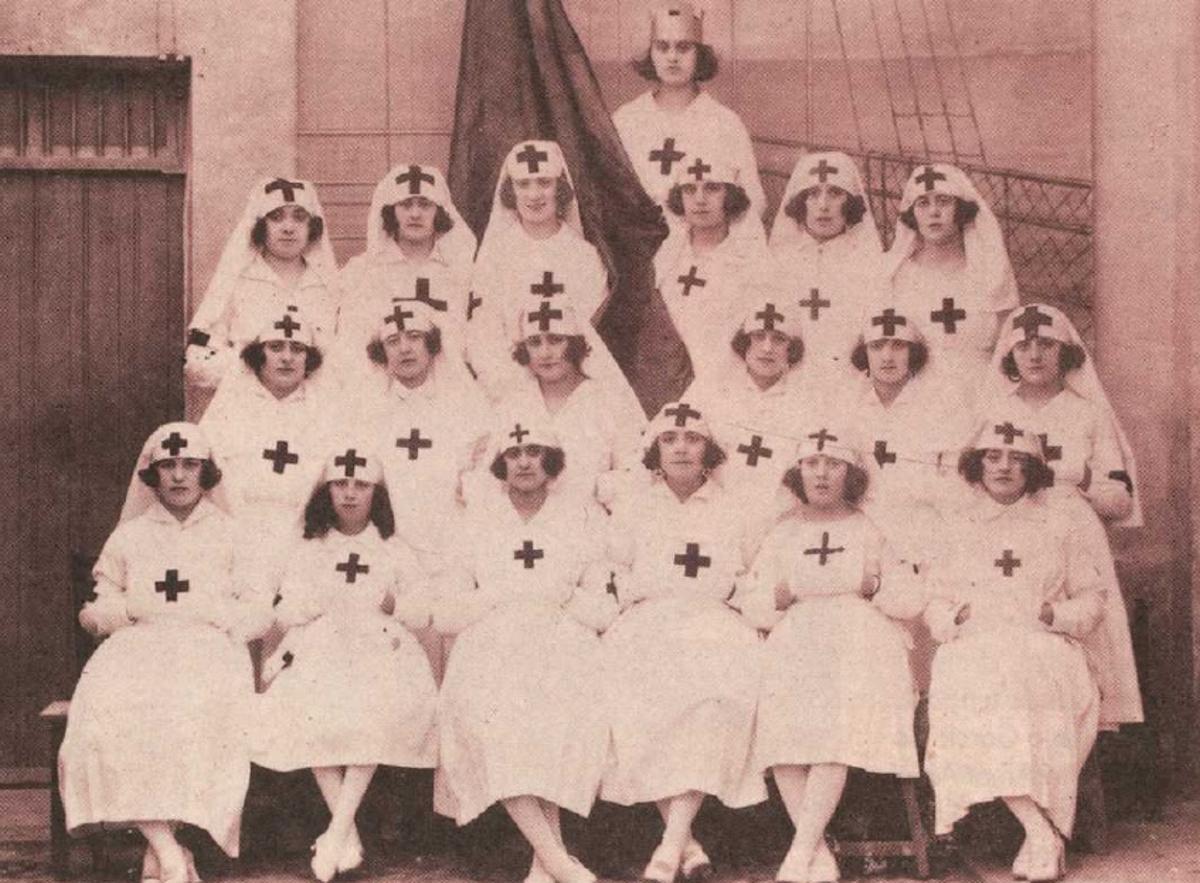Las chicas de la Cruz Roja de Elda en la década de los años 30.