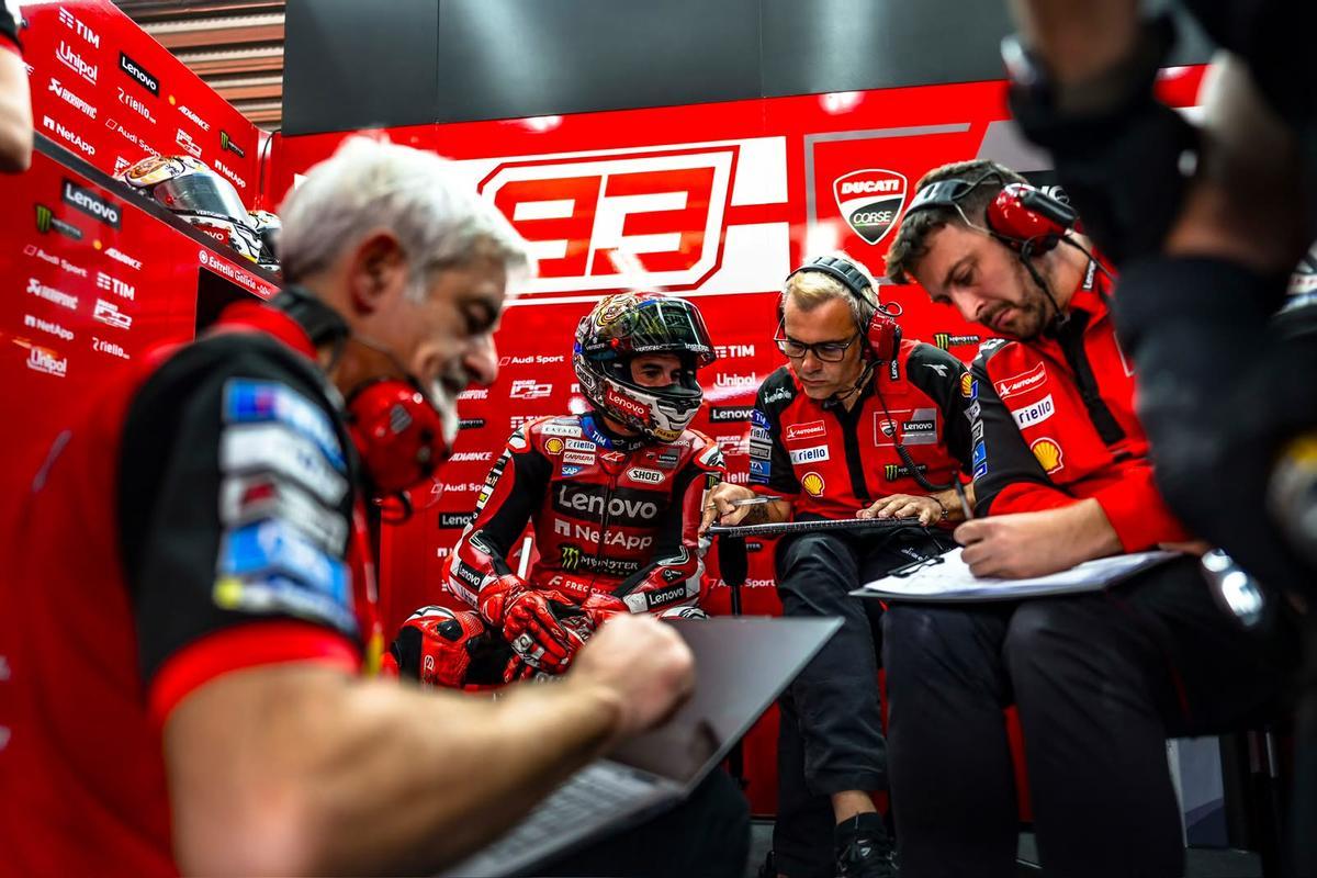 Gigi Dall'Igna, a la izquierda, toma nota a las observaciones de Marc Márquez tras una sesión de entrenamiento.