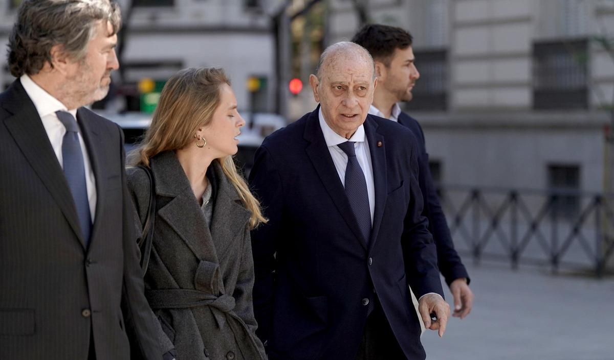 El exministro Jorge Fernández Díaz en presencia de su abogado (i) Jesús Mandri