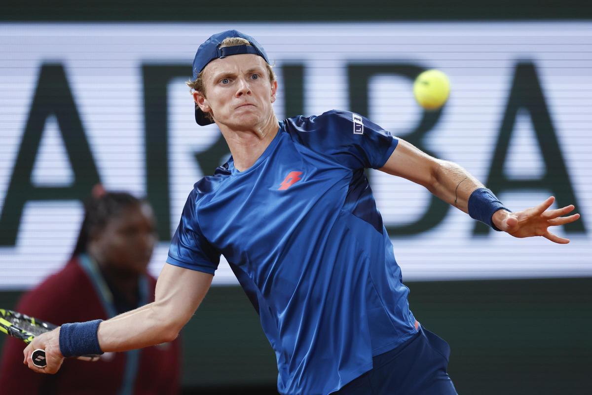 Carlos Alcaraz Garfia juega un regreso de derecha al holandés Jesper De Jong durante su partido individual masculino en la cancha Philippe-Chatrier en el cuarto día del torneo de tenis del Abierto de Francia en el Complejo Roland Garros en París el 29 de mayo de 2024.