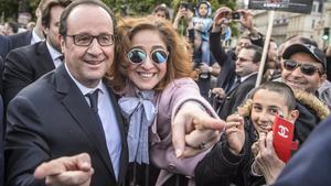 El presidente Hollande saluda a miembros de la comunidad franco-armenia durante la ceremonia con motivo del 120 aniversario del genocidio armenio de 1915, en París, el 24 de abril.