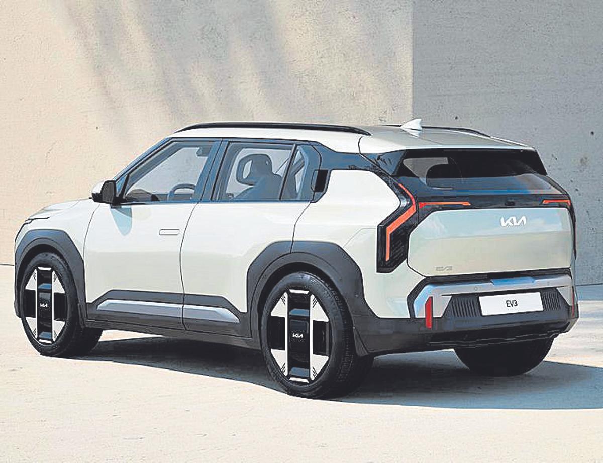 El Kia EV3 muestra una trasera robusta y muy personal.
