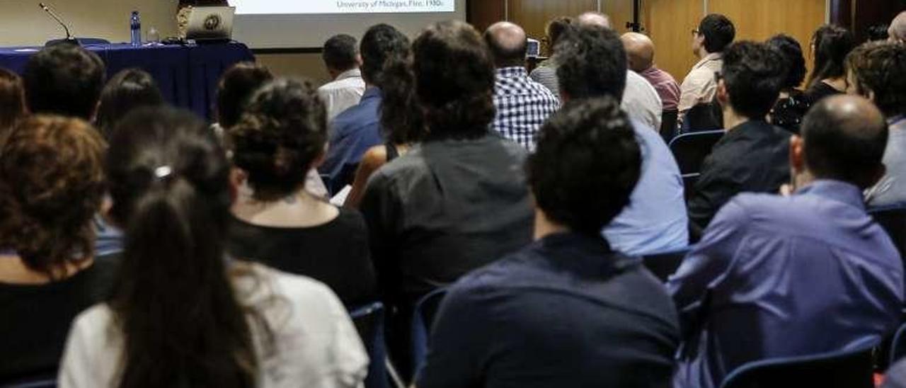 El público, durante la ponencia de Clive Wynne.