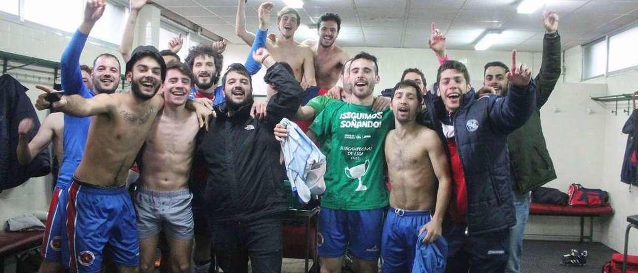 Los jugadores de la Unión Deportiva Ourense, festejando el ascenso a la Primera Autonómica. // Iñaki Osorio