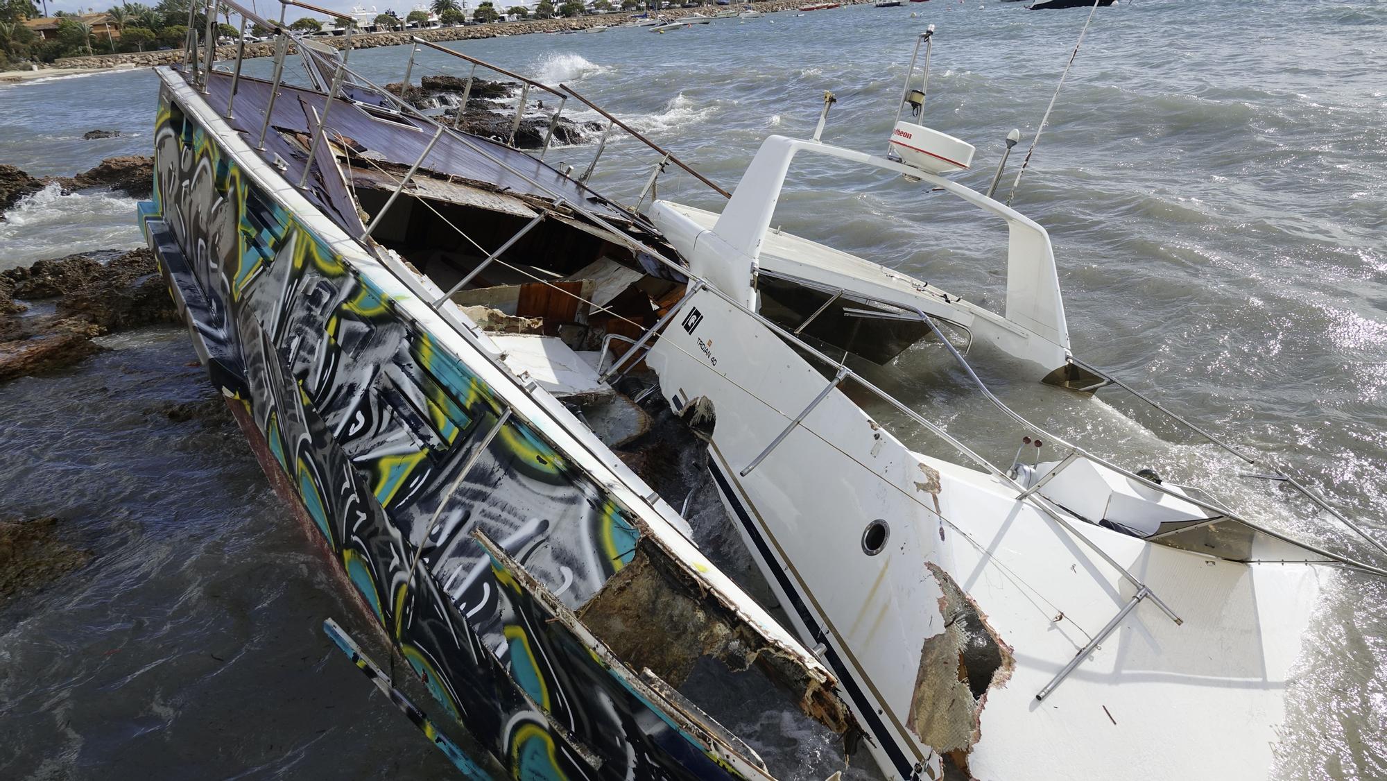 El oleaje destroza contra las rocas de Portals un barco varado