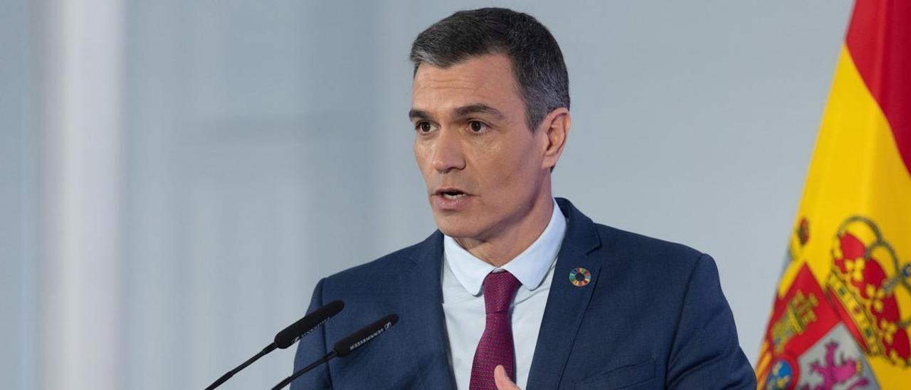 El presidente del Gobierno, Pedro Sánchez, comparece en rueda de prensa tras el último Consejo de Ministros, en el Complejo de la Moncloa, a 27 de diciembre de 2022, en Madrid (España).