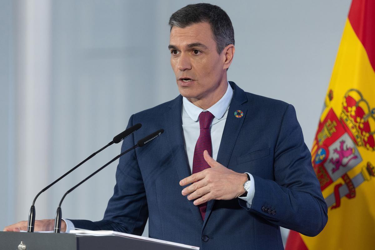 El presidente del Gobierno, Pedro Sánchez, comparece en rueda de prensa tras el último Consejo de Ministros, en el Complejo de la Moncloa, a 27 de diciembre de 2022, en Madrid (España).