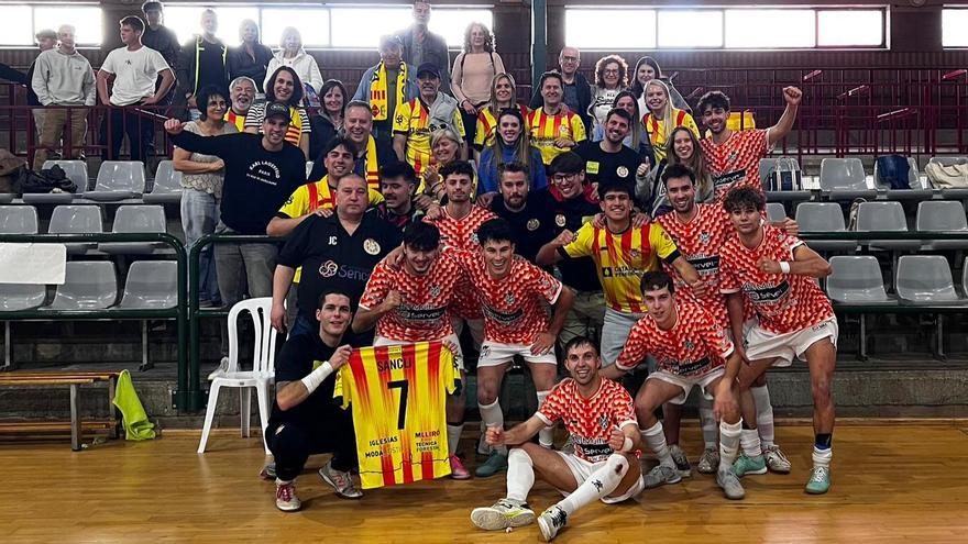 L'equip fonollosenc celebrant la victòria i l'ascens a la pista del FS Borges