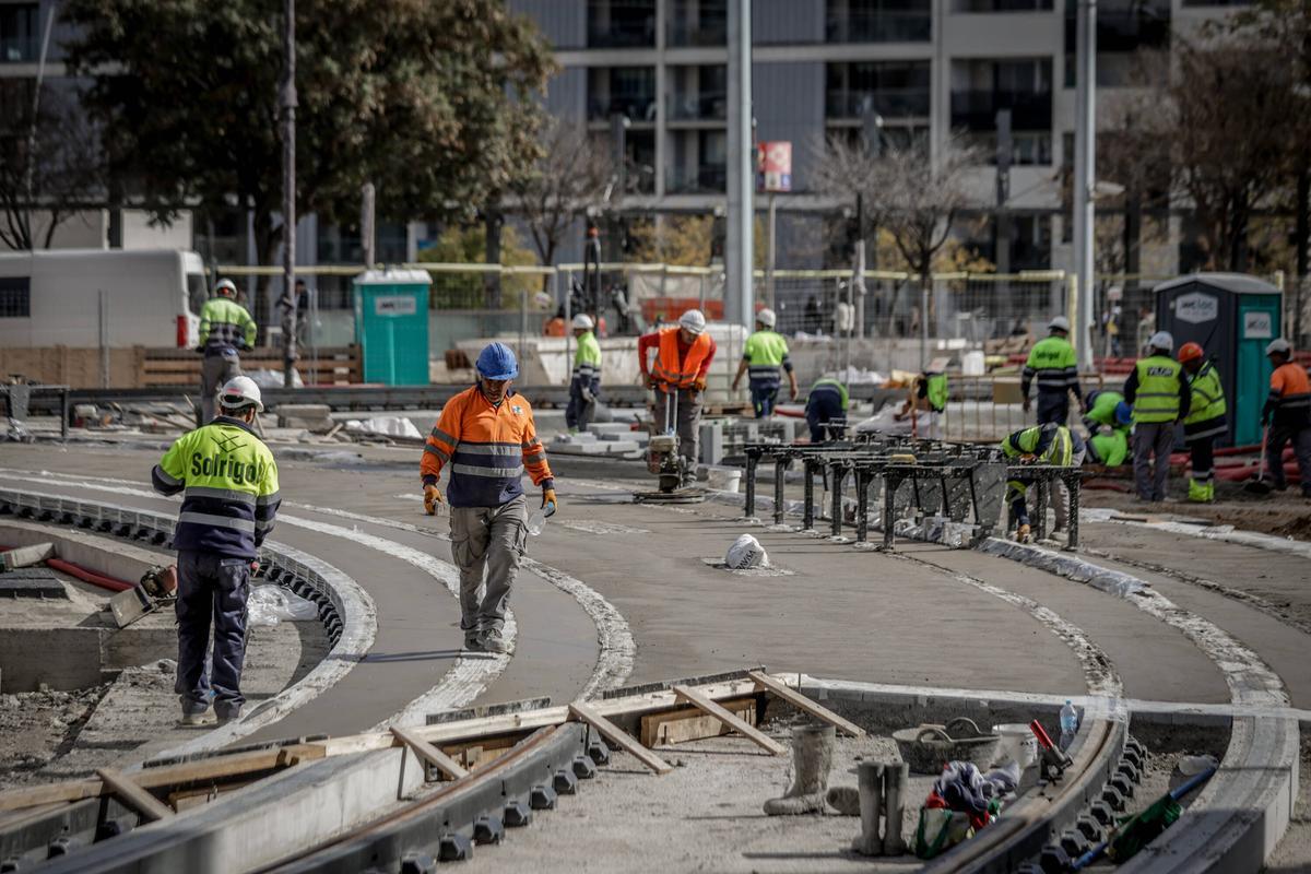 Trabajadores de Solrigol en las obras del nuevo tranvía que debe unir Les Glòries con la Diagonal.