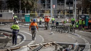 Trabajadores de Solrigol en las obras del nuevo tranvía que debe unir Les Glòries con la Diagonal.