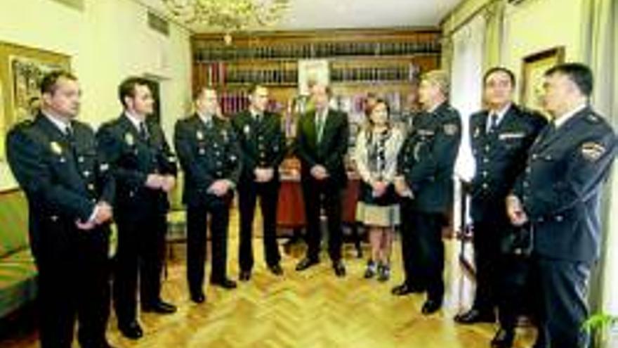 Homenaje a los agentes que salvaron a una familia