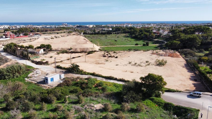 La rambla cegada en Orihuela Costa desataría una ola de barro que afectaría a cientos de casas