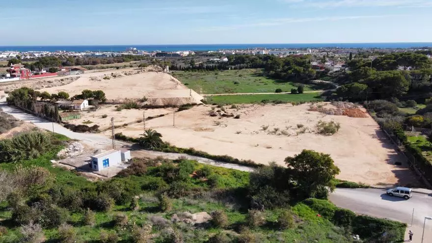 Un barranco tapado con tierra en una urbanización de Orihuela Costa