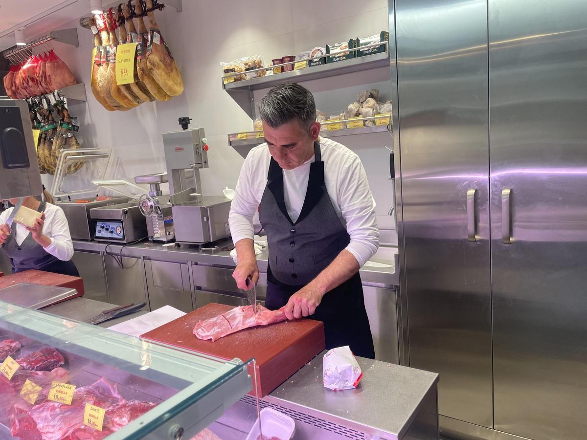 Víctor Ciruela prepara género fresco en el nuevo Mercat de Montserrat