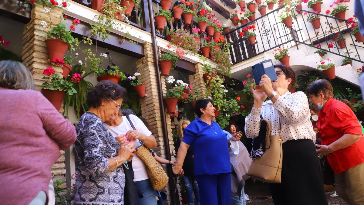 Visitantes en un patio cordobés.