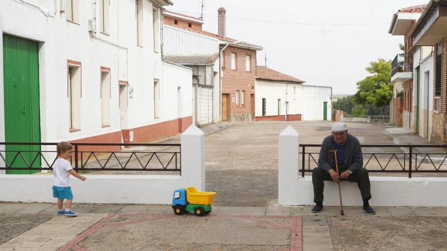 Un niño juega junto a una persona mayor en un pueblo de Valladolid.