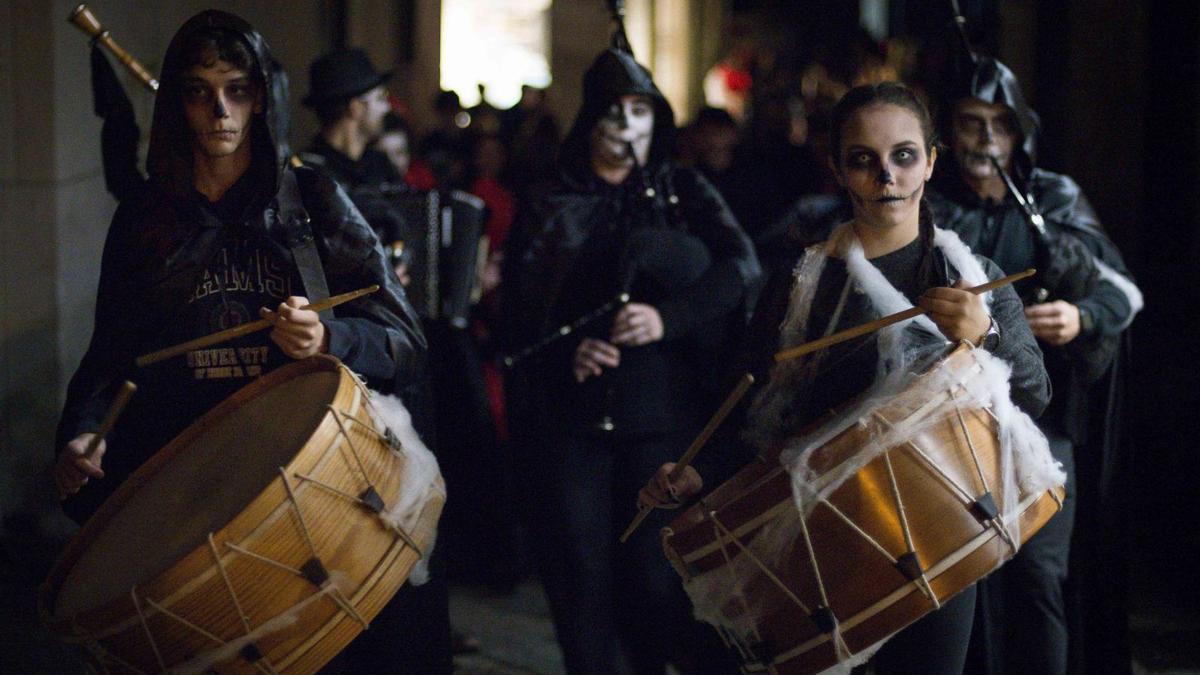  Gaiteiros maquillados encabezan un desfile de “mortos vivos” en Ourense. 