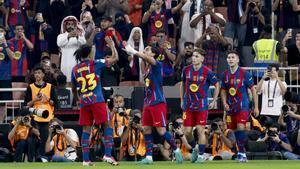 YEDA (ARABIA SAUDÍ), 07/01/2026.- El delantero del Barcelona Ferrán Torres (2-i) celebra con sus compañeros tras marcar ante el Athletic, durante el partido de semifinales de la Supercopa de España que FC Barcelona y Athletic Club disputan este miércoles en el estadio Alinma Bank Stadium at King Abdullah Sport, en Yeda. EFE/Kai Forsterling