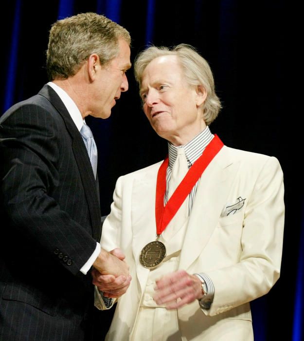 El escritor estadounidense Tom Wolfe, en una imagen de 202 con el entonces presidente de EEUU George W. Bush.