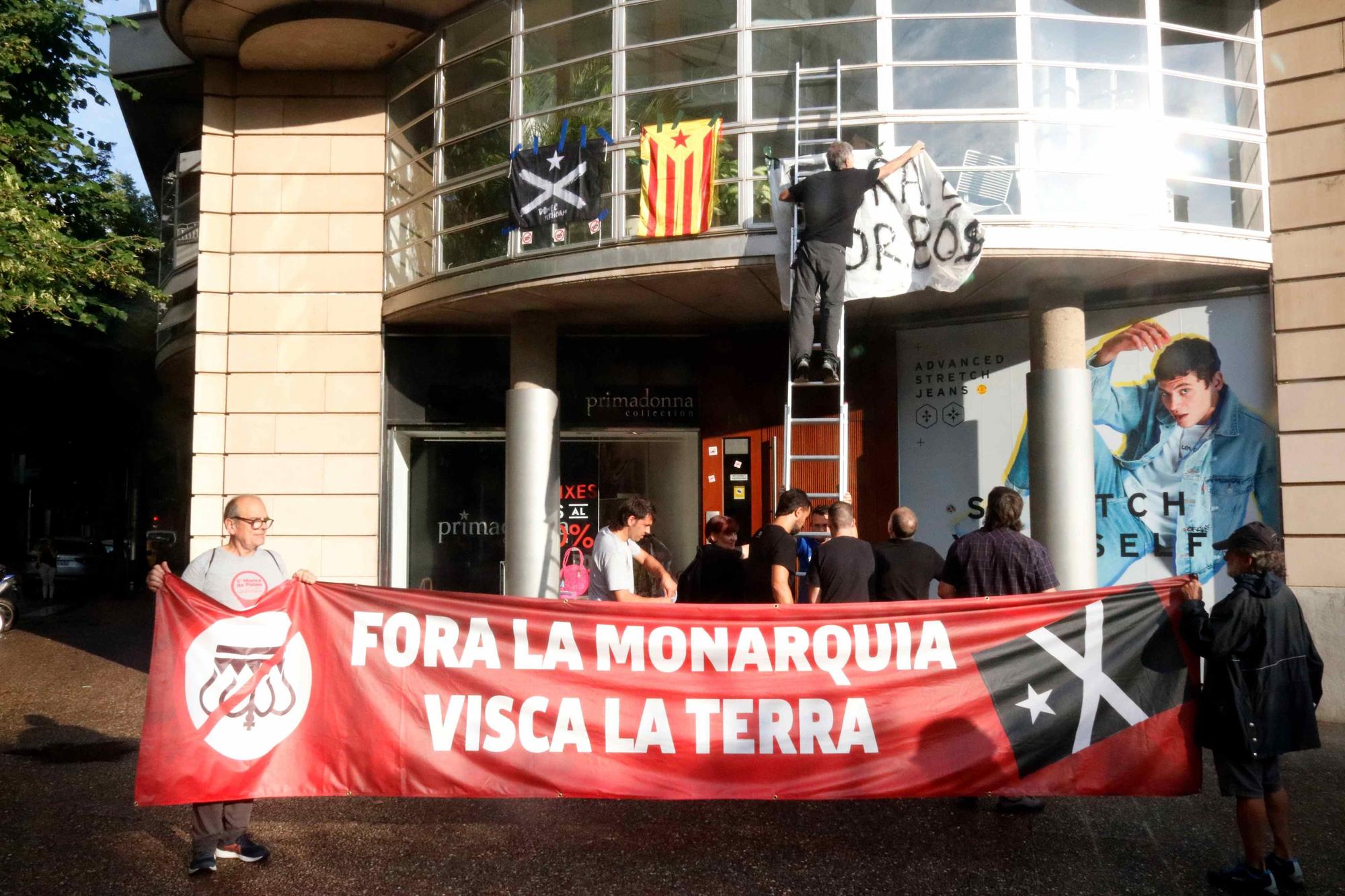 Pengen una estelada i una pancarta contra els borbons a la seu de la Fundació Princesa de Girona