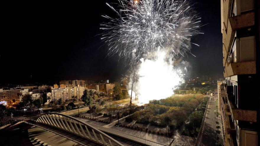 Fallas 2019 | Así fue la Nit del Foc que iluminó por la noche el cielo de València