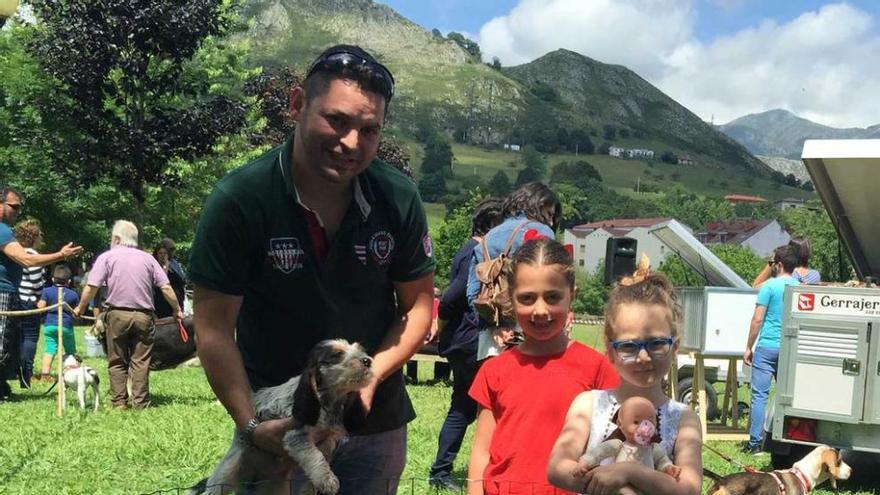 La feria de perros concentra en Arriondas a medio centenar de canes