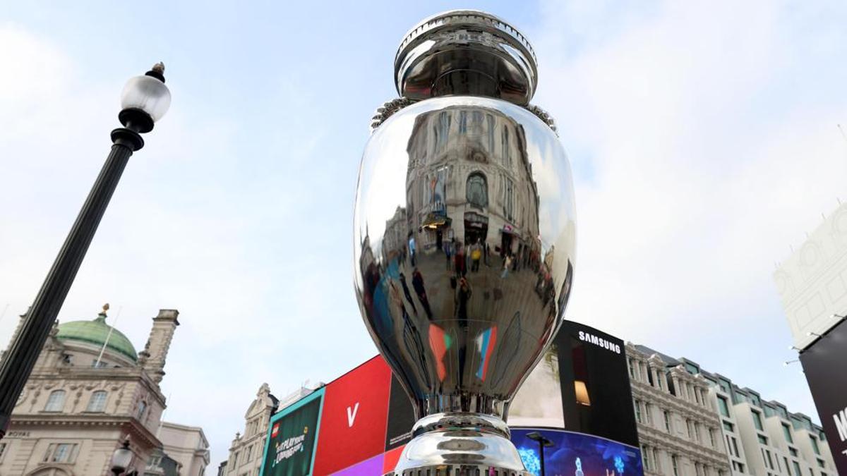 El trofeo de la Eurocopa 2028 expuesto en Londres