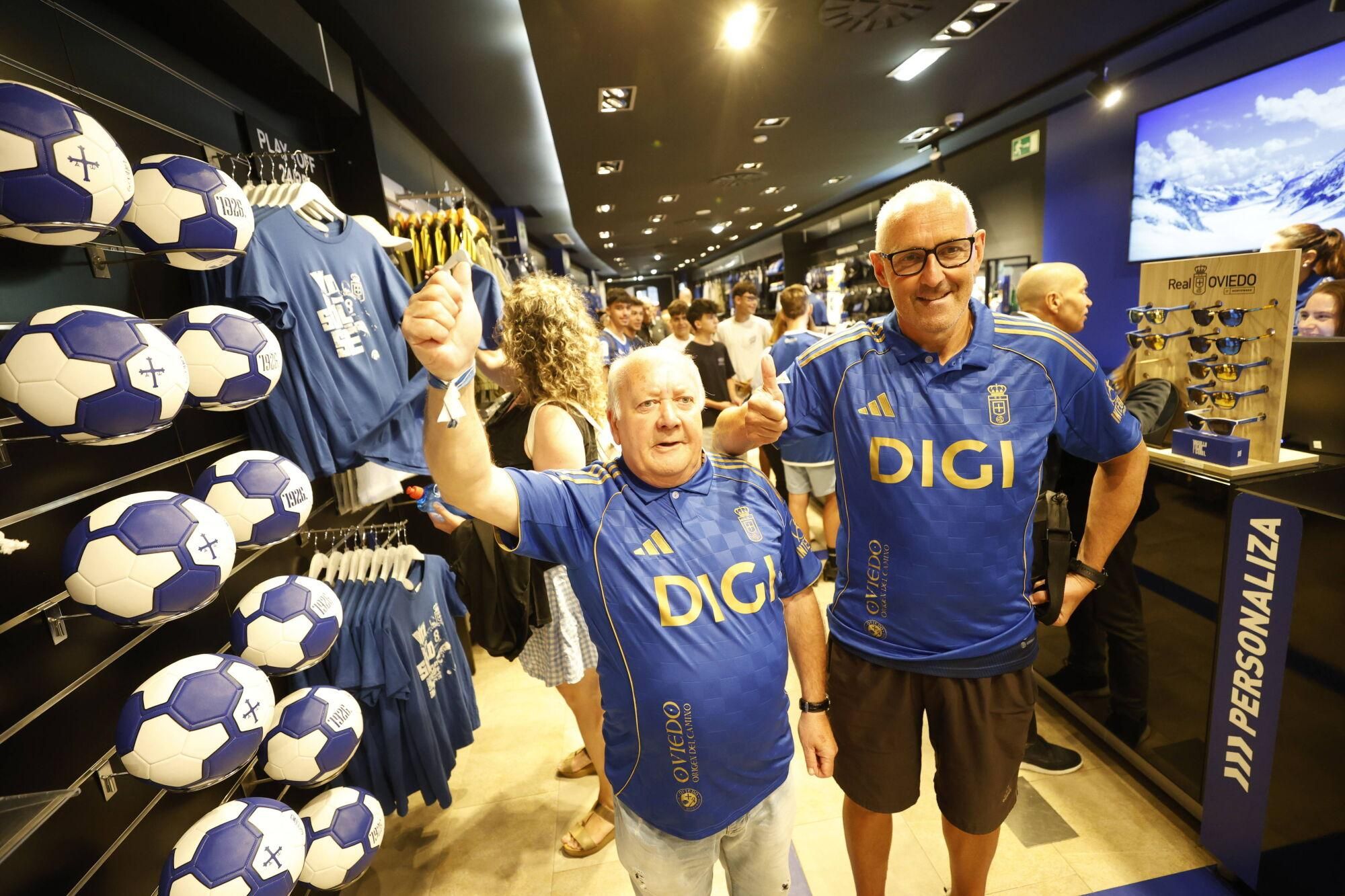 EN IMÁGENES: Colas tras salir a la venta la nueva camiseta del Oviedo en su regreso a Primera