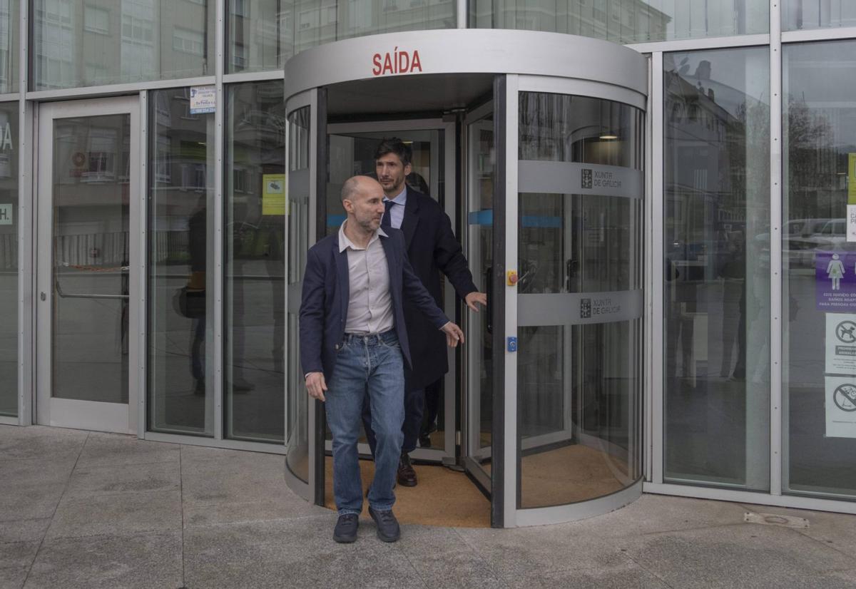 El alcalde de Ourense abandona el edificio judicial junto a su abogado, tras declarar como investigado. | ROI CRUZ
