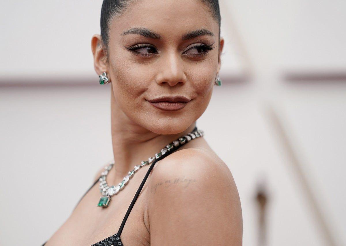 Vanessa Hudgens con maquillaje dramático